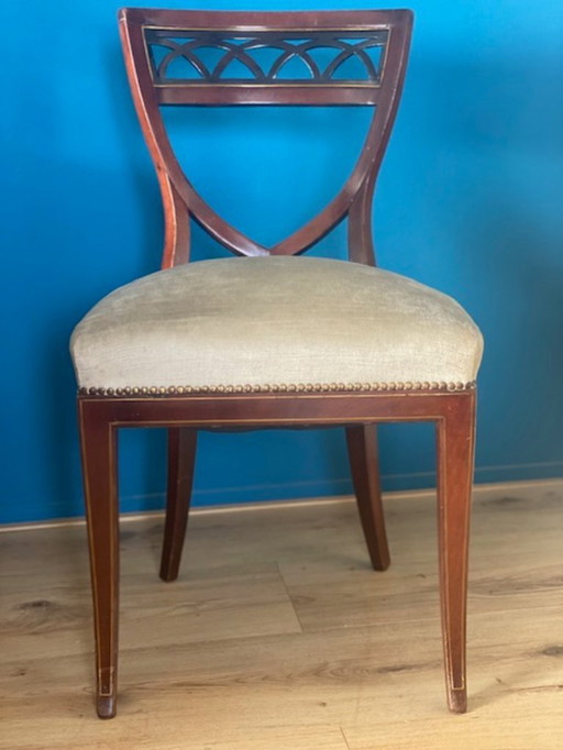 Otto sedie da pranzo in mogano. Stile Impero, prima metà del XIX secolo.