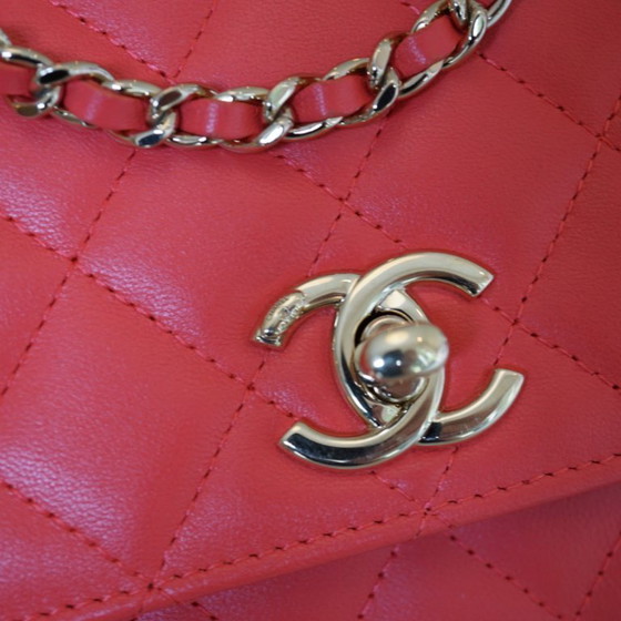 Image 1 of PORTEFEUILLE CHANEL À CHAÎNE TENDANCE