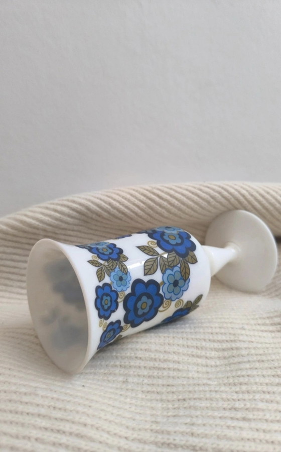 Vintage White Opaline Glass Chalice Vase – 1970s Retro Blue Flower Pattern – Porcelain (photo 4 of 5)