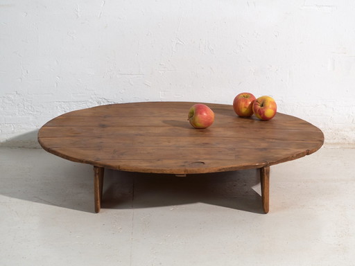 Mesa baja redonda antigua de madera de pino – Europa Central, circa 1940