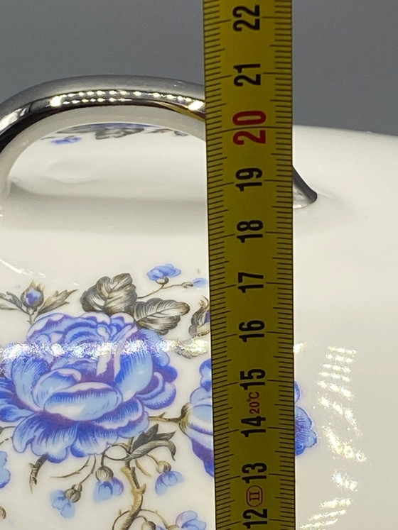 Grote afgedekte porseleinen groenteschaal met blauwe rozen. – Decoratieve objecten, Porcelain, Silver (photo 10 of 10)