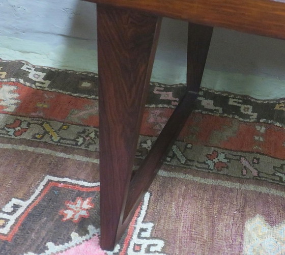 Tavolino da caffè danese in palissandro con piano curvo e gambe a slitta, disegnato da Leif Hansen negli anni (photo 7 of 8)