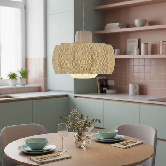 Image 1 of Una graziosa lampada a sospensione che emana una luce calda e accogliente.