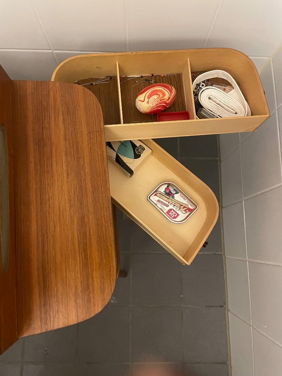 Image 1 of Teakhouten Naaikastje. Mid-Century, Scandinavisch Design. Unieke Tijdcapsule uit deze tijd door de Oorspronkelijke Inhoud 
