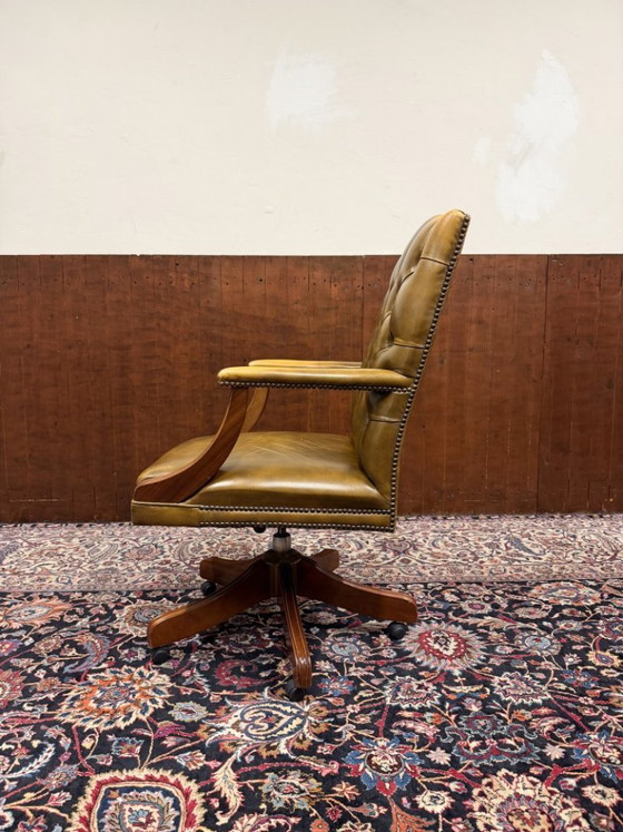 Klassischer englischer gelb/brauner Chesterfield Bürostuhl – Bürostühle, Leather, Metal (photo 3 of 7)