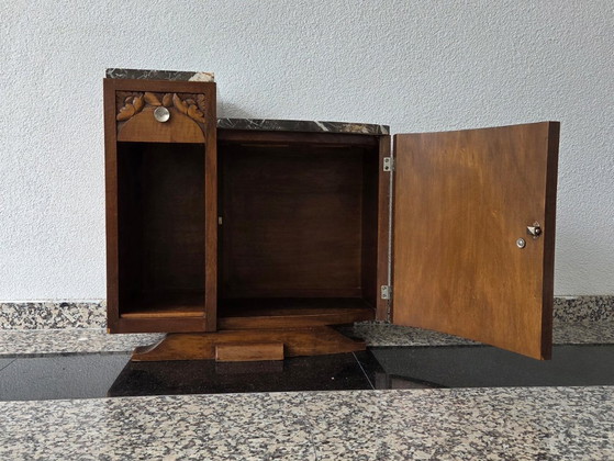Image 1 of Mesita de noche original francesa de estilo Art Déco (nogal flameado y mármol) – década de 1930