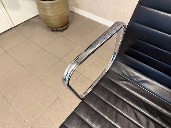 Image 1 of Vitra | Eames | EA119 | Pelle nera e cromo | 1 pezzo