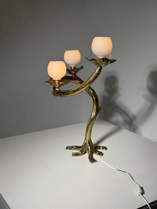 Lampe de table sculpturale en bronze avec trois abat-jour en verre opalin – 66 cm