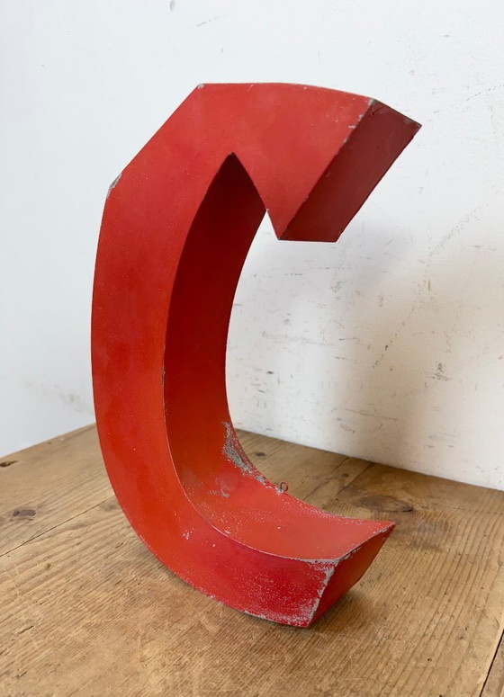 Image 1 of Lettera C in ferro rosso vintage, anni '70