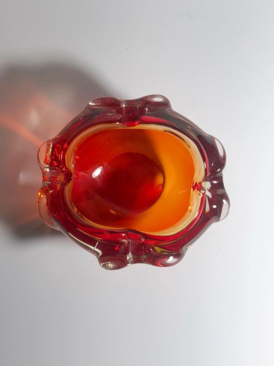 Asbak van glas in Boheemse stijl, rood en oranje, Tsjechoslowakije, circa jaren 60. – Schalen, Murano Glass (photo 4 of 6)