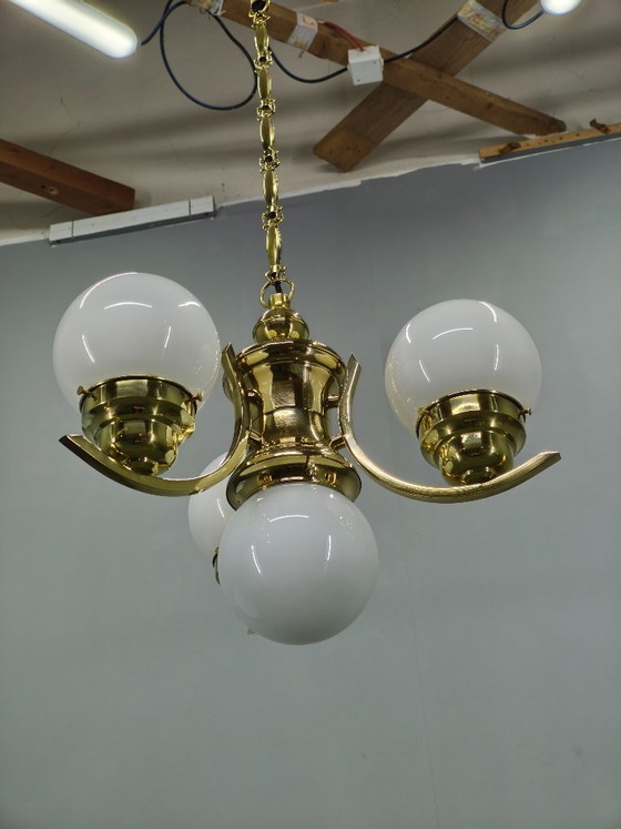 Image 1 of Lustre Art Déco tchèque des années 1930 en laiton avec globes en verre opalin
