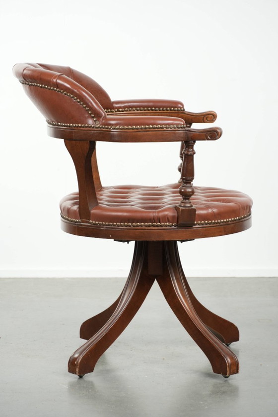 Image 1 of Draaibare rundleren Engelse stijl chesterfield bureaustoel in een mooie bruine kleur