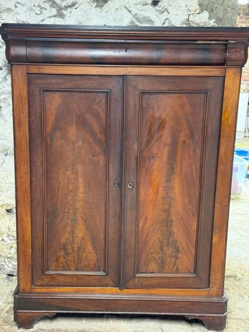 Armoire ancienne / bonnetière en bois massif