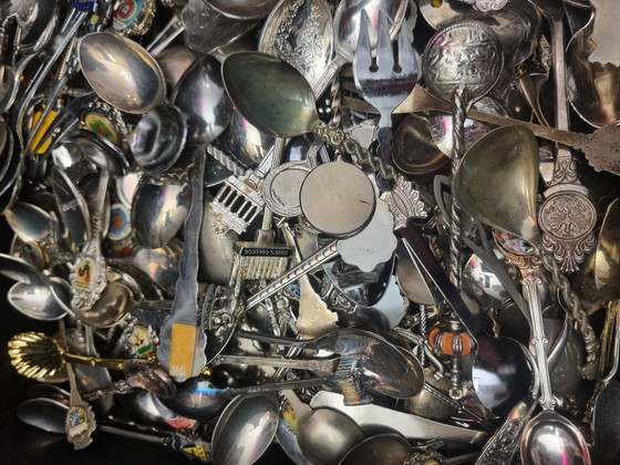 Image 1 of Collezione di oltre 900 cucchiai souvenir antichi con valigia