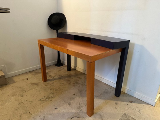 Image 1 of Escritorio de diseño elegante con superficie curva.