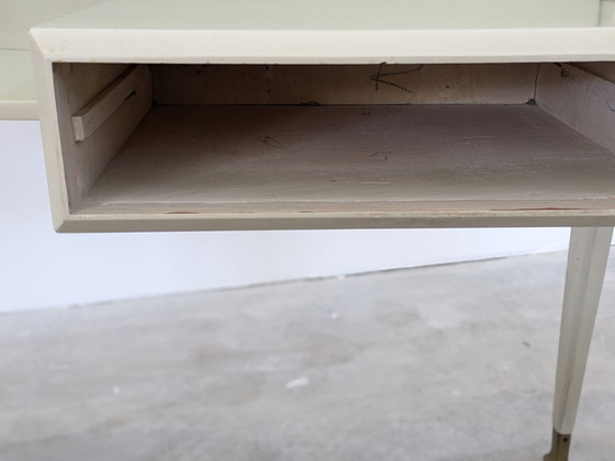 Image 1 of Mesilla de noche - Latón, Cristal, Madera - Pareja de mesillas de noche, de madera lacada en blanco, con tapa de cristal.