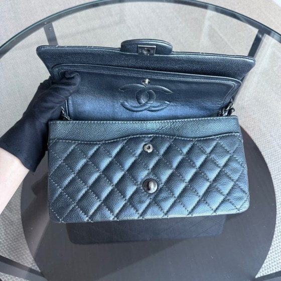 Image 1 of Chanel Classic Flap Medium - Caviar 25cm Gewatteerd generfd kalfsleer Donkergrijs Zilverkleurige hardware Serie 20