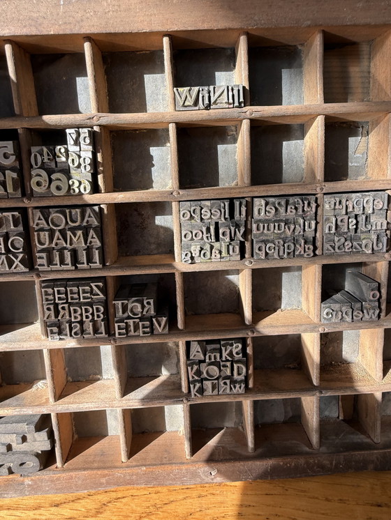 Image 1 of Vassoio porta lettere d'epoca con lettere originali stampate in piombo