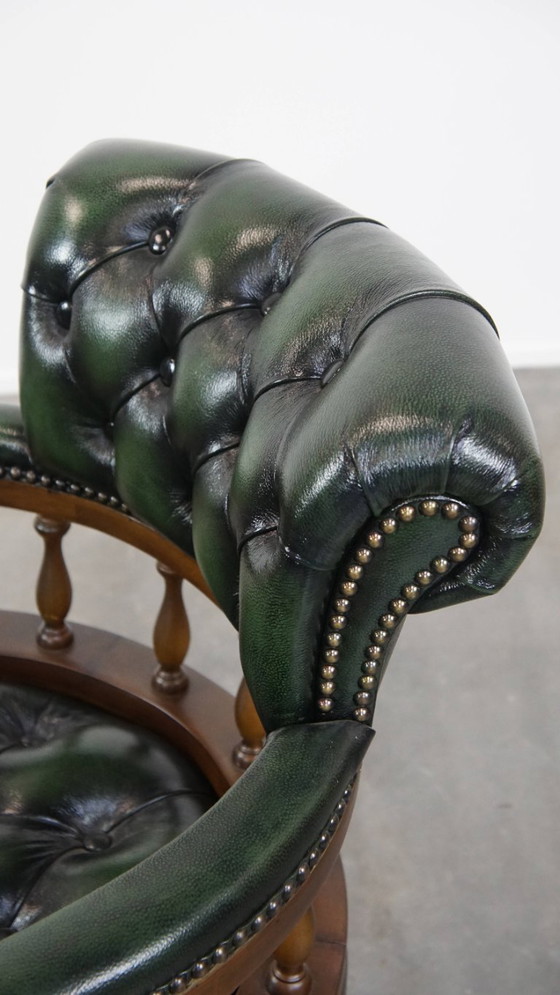 Image 1 of Dunkelgrüner Chesterfield-Bürostuhl aus Rindsleder und Holz auf Rollen