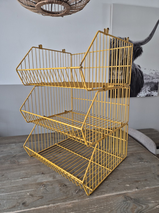 Image 1 of Vintage geel metalen stapelrek.