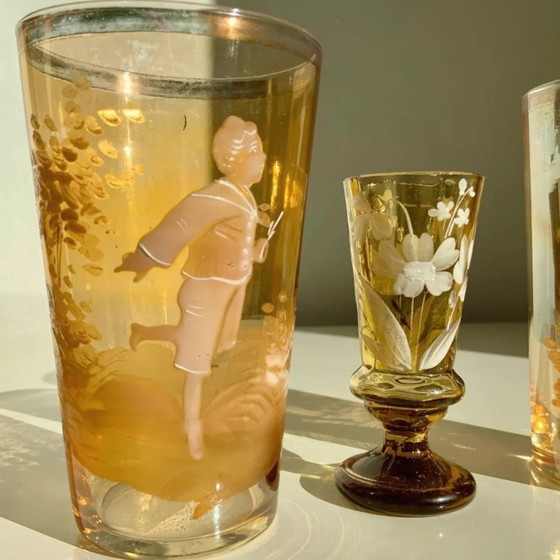 Image 1 of Paar antiker böhmischer Mary Gregory-Trinkgläser aus bernsteinfarbenem Glas, handbemalt mit Emaille, ca. 1890-1910