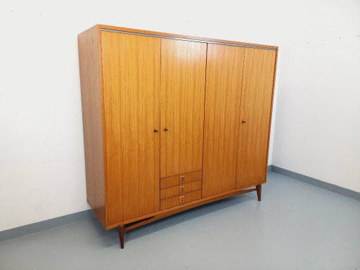 Armario escandinavo vintage de teca de la década de 1960.