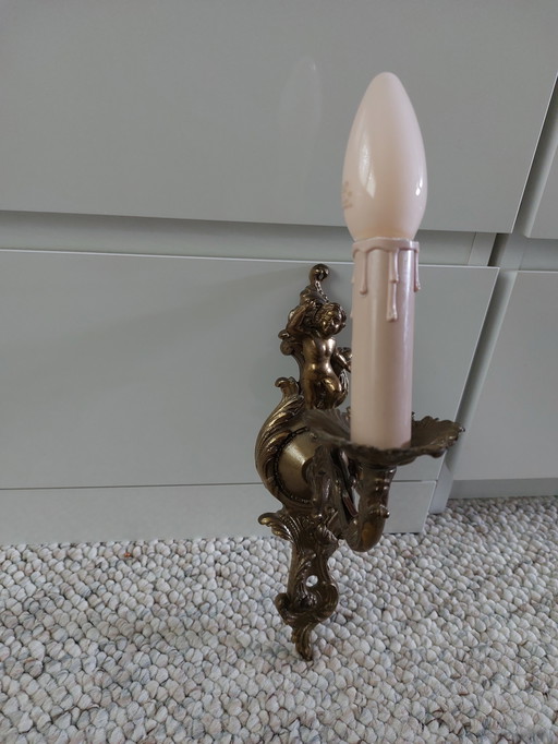 Lampe ancienne à l'ange couchant