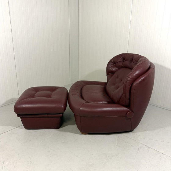 Image 1 of Fauteuil lounge et repose-pieds en cuir bordeaux français, style Space Age, années 1970