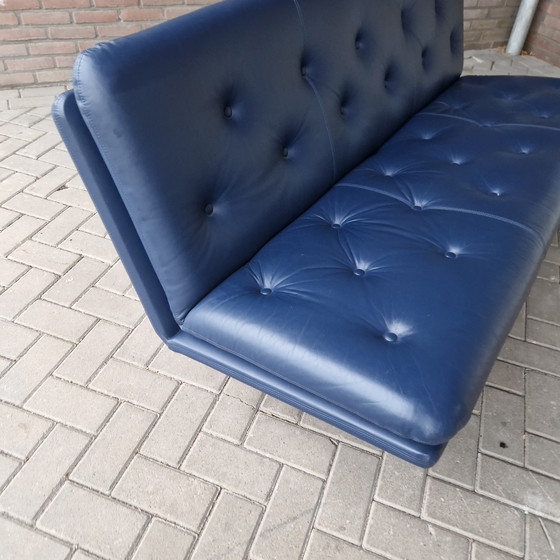 Image 1 of Artifort Kho Liang C684 blauw leren driezitsbank design bank gecappitioneerd