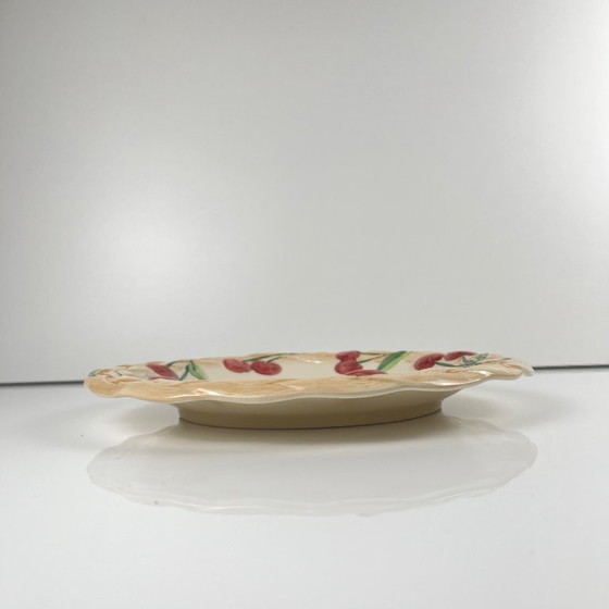 Image 1 of Plato antiguo de loza con motivo de cerezas, firmado "FG", siglo XX.