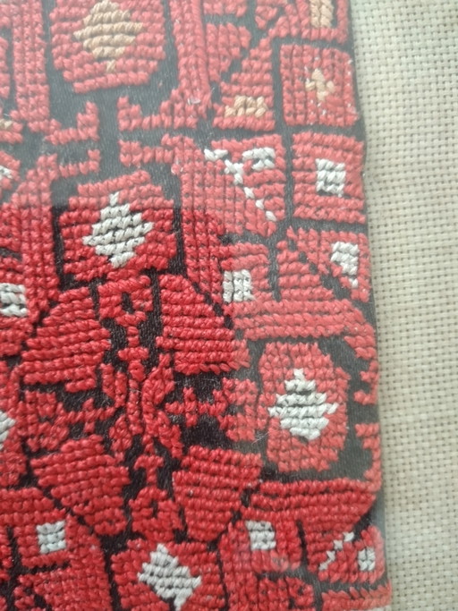 Textile sous cadre.