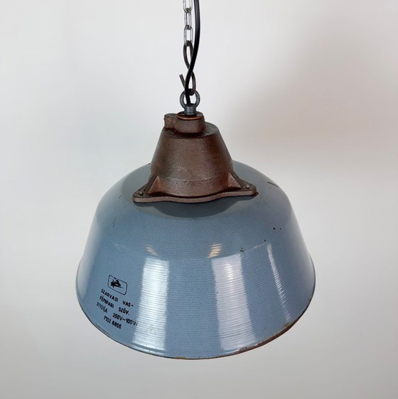 Lampada a sospensione industriale in smalto grigio e ghisa, anni '60 – Szarvasi, Lampade a sospensione, Ferro (photo 8 of 18)