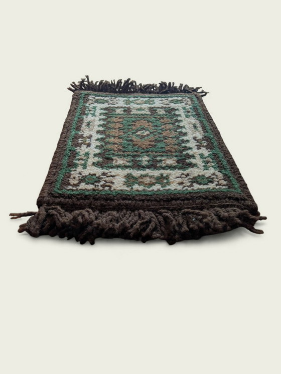 Image 1 of Zeldzame vintage tafelloper in oosterse/etnische stijl – 24 × 40 cm – bruin, beige & groen