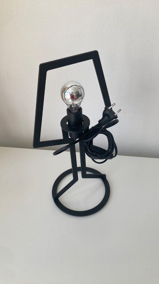 Plaster Outline table lamp, sleek modern design – Gipsen, Metal (photo 2 of 6)