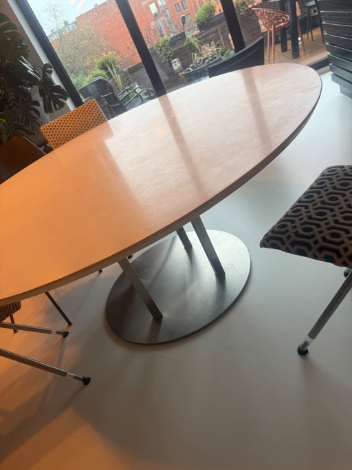 Magnifique table blanche de 160 cm de diamètre, pieds et plateau en acier inoxydable ultra-résistants.