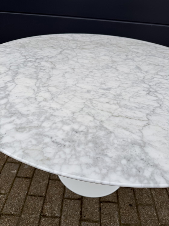 Image 1 of Originele ronde Knoll Tulip eettafel (120cm) Carrara marmer