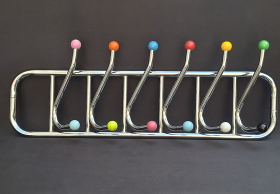 Retro-Garderobe im Weltraumzeitalter-Stil – Osvaldo Borsani Design – Chrom & Mehrfarbig – Kleiderständer (photo 8 of 9)