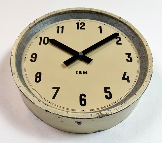 Image 1 of Reloj de pared industrial color beige de IBM, década de 1950.