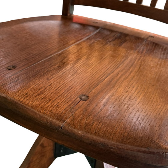 Image 1 of Silla de capitán de madera curvada - Montada sobre una base giratoria - Base de hierro fundido - Roble antiguo