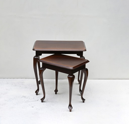 Antieke set van 2 bijzettafels, donkerhouten bijzettafels, klassieke Franse stijl, handgesneden Queen Anne-poten.