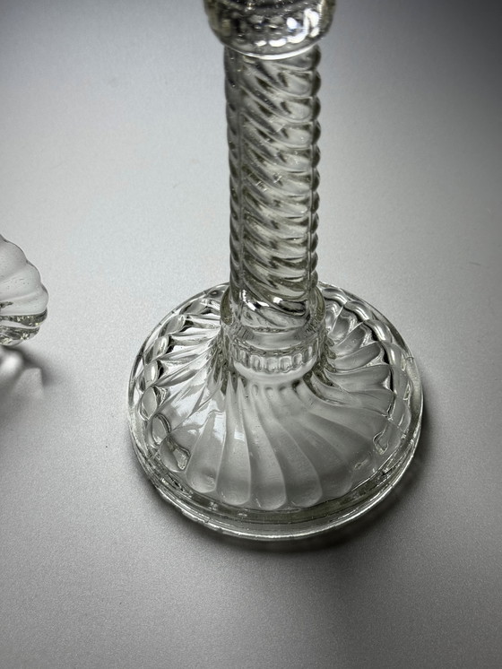 Image 1 of Een paar art-deco kandelaars van gedraaid glas — België, jaren 1920-1930