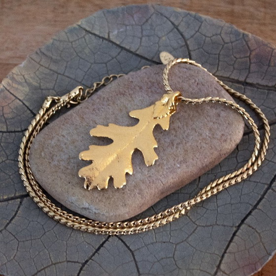 Image 1 of Vintage eikenbladhanger aan een goudkleurige ketting