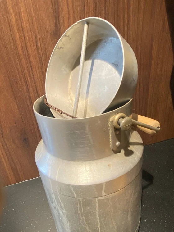 Aluminum Milk Pot 3 Liters – Hinged Lid – Chain and Wooden Handle – France 1940s-60s – Decorative Objects (photo 4 of 4)