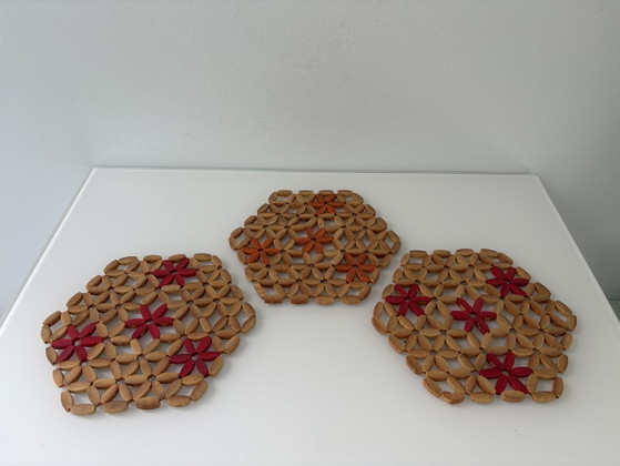 Set of 3 vintage bamboo coasters with flowers – Table accessories (photo 7 of 8)