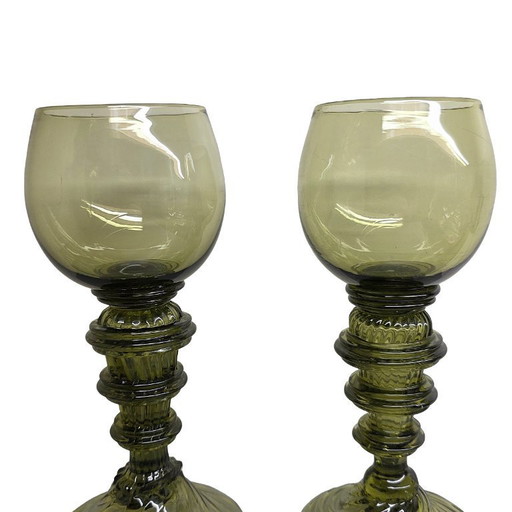 Verres Roemer anciens vert olive, datant d'environ 1900.