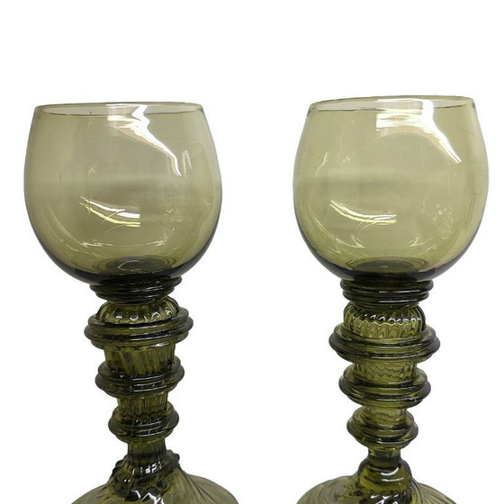 Image 1 of Verres Roemer anciens vert olive, datant d'environ 1900.