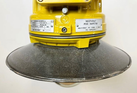 Image 1 of Gelbe explosionsgeschützte Industrielampe mit grauem emailliertem Schirm, 1990er Jahre