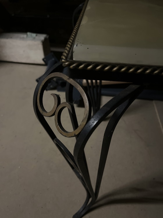 Image 1 of Mesa de centro antigua de hierro forjado y mármol.