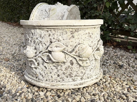 Image 1 of 2 grandi vasi decorativi vintage in cemento