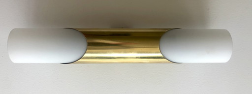 Lampada da parete in vetro opalino e ottone nello stile di Raak, anni '70